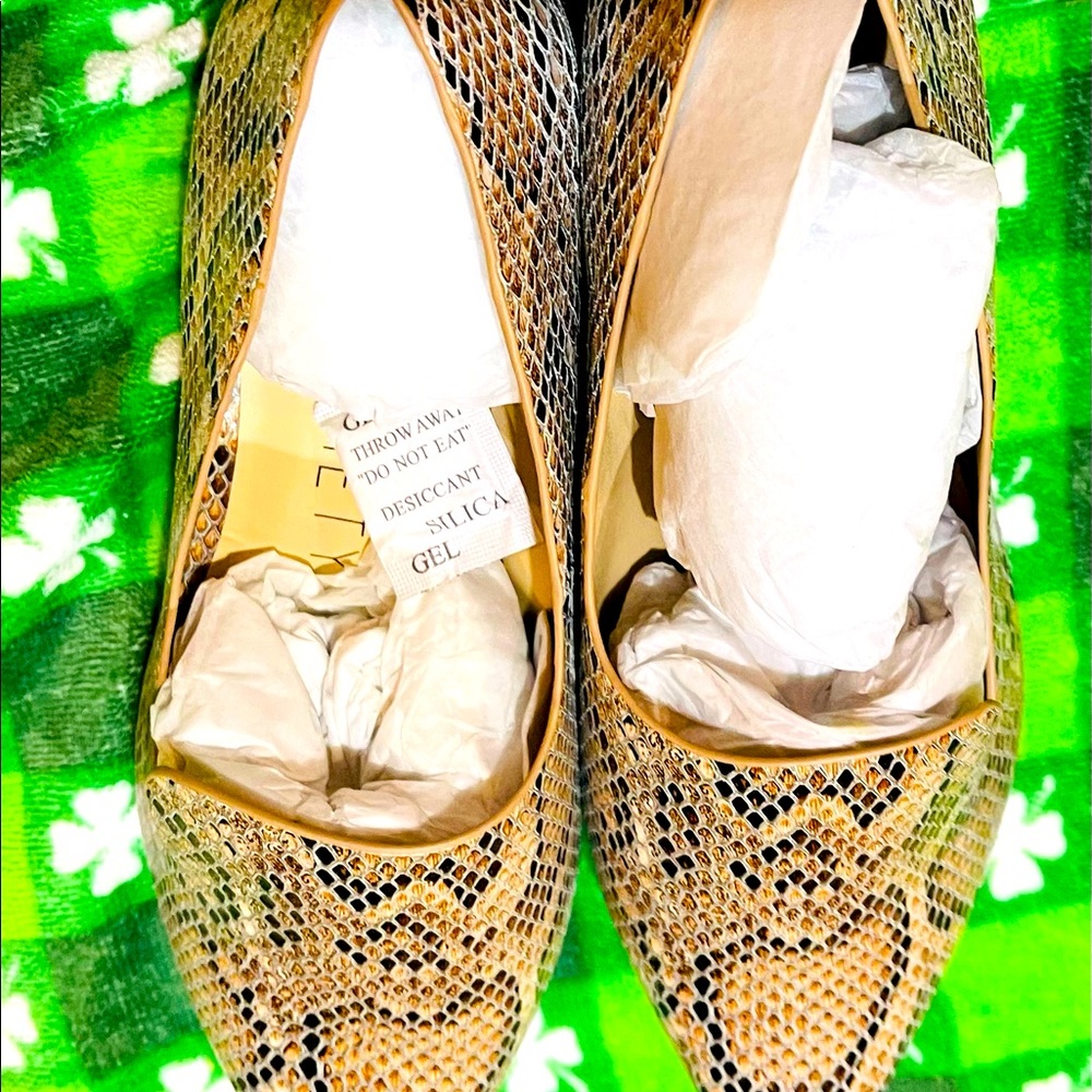 Ladies New In Box  size  7.5 med Snake Skin shoes a great buy
